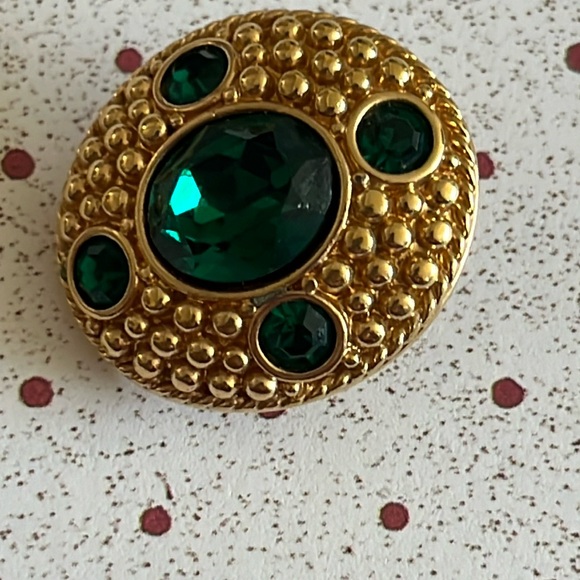 Swavorski emerald green crystals Etruscan Revival goldtone clip earrings - Picture 6 of 9